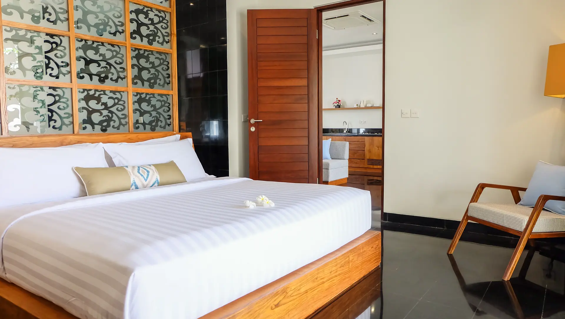 Sun Island Boutique Villas & Spa Seminyak - Deluxe Pool Villa - Bedroom 5
